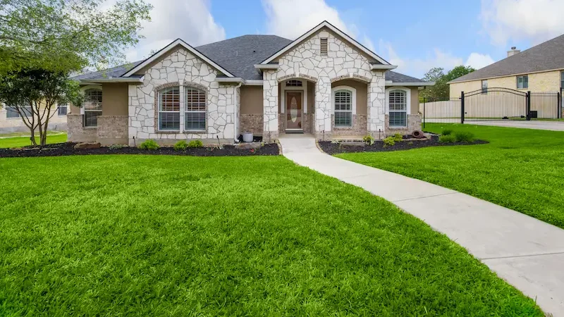 Florida home with professional lawn care